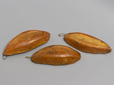 Елочная игрушка. Три сайки (булочки) Папье-маше. Начало ХХ в. Длина примерно 8-9 см. Следы 