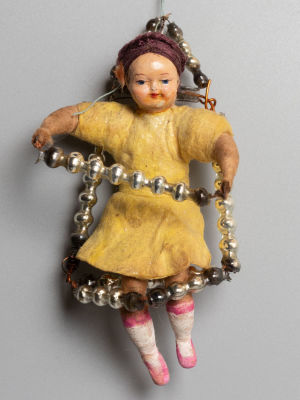 Елочная игрушка. Девочка на качелях. Вата, стекло. СССР 1940-1950-е гг. Высота 10 см. Следы 