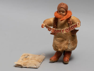 Елочная игрушка. Девочка в шубке и гирляндой "С новым годом". Вата. СССР 1940-1950-е гг. Высота 