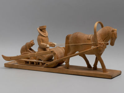 Охотник с лисой. Скульптура. Дерево, резьба. Вологодская фабрика художественной резьбы. 