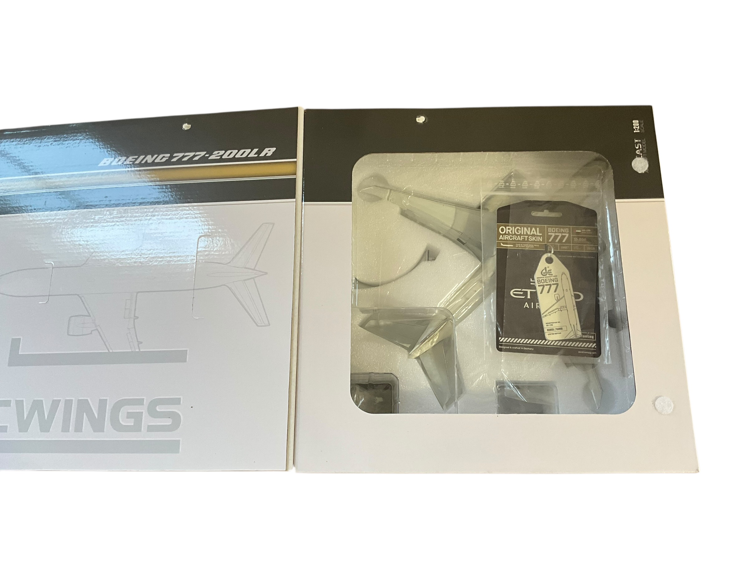 JC Wings Boeing 777 Etihad Die Cast Model w/ Aviation Tag