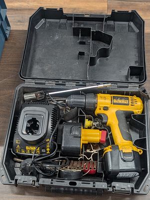 Working DEWALT DC740KA 12V Cordless Drill Kit with Charger and Case