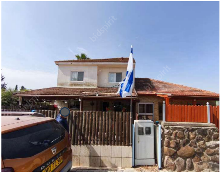 , בית מגורים בן 2 קומות, קצרין, גוש 201000, חלקה 103. בית מגורים, המהווה 
חלק ממבנה דו-משפחתי דו קומתי.