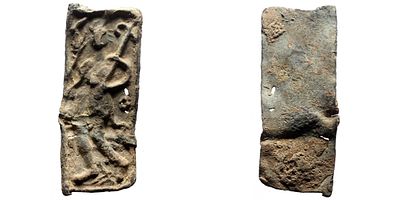 Appliqu&eacute; decorated with an ornament depicting a male figure. Lead (16.67g, 53x22mm) Appliqu&eacute; 