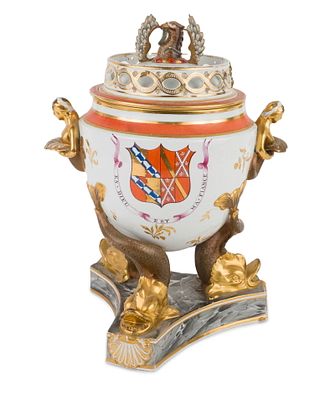 Chamberlain Worchester Armorial Decorated Covered Ice Bucket. Chamberlain Worchester Armorial 