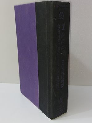 הארי פוטר והנסיך חצוי-הדם -מהדורה ראשונה באמריקה שנת 2005
ספר מאת ג'יי. קיי רולינג. HARRY POTTER 