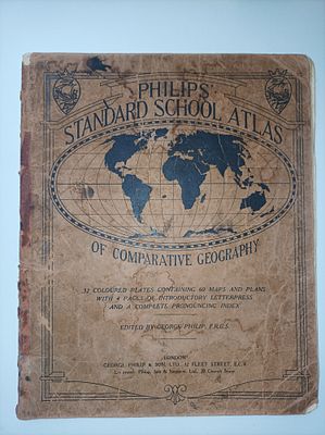 אטלס פיליפס
-שנת הוצאה 1932
PHILIPS
STANDARD SCHOOL ATLAS OF COMPARATIVE GEOGRAPHY. -אנגלית 
-32 ע'