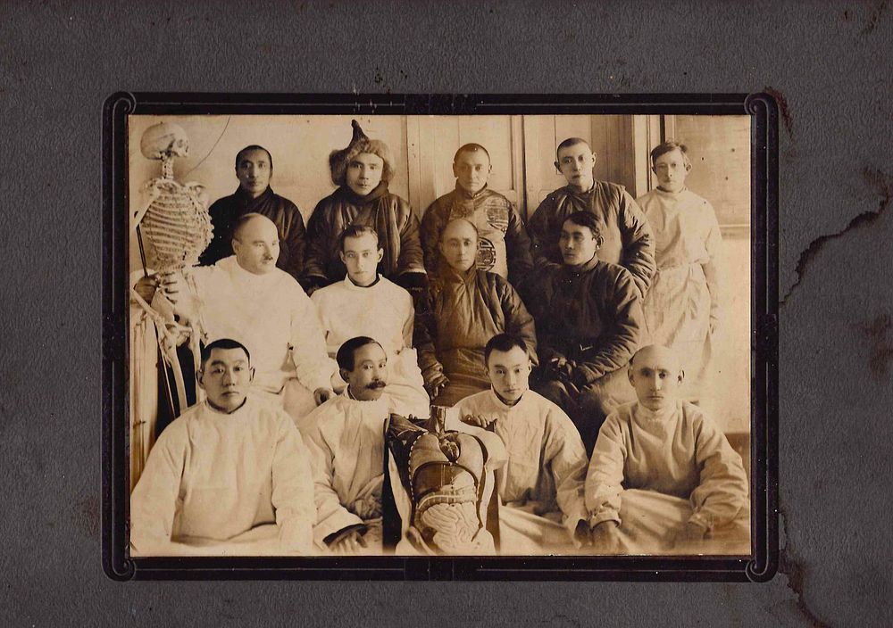 Старый альбом | Аукцион 315 | Вашему вниманию представлены: Фотографии городов - Японии, Китая, Кавказа, СПб, Хрущева. Киноафиши и др.