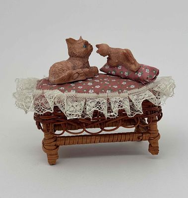 Фигурки котят на подушке. Конец 20 века. Пластика, дерво, ткань. Размер: 8,5х6х4,5см.