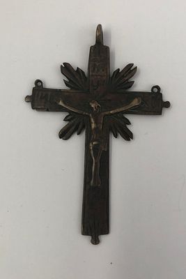 Наперстный крест с лучами. Латунь. 19 век. Размер: 7,5х5см.