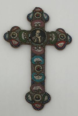 Микромозаичный крест с изображением папы Пия XII (02.03.1939-09.10.1958). Размер: 14х9см.