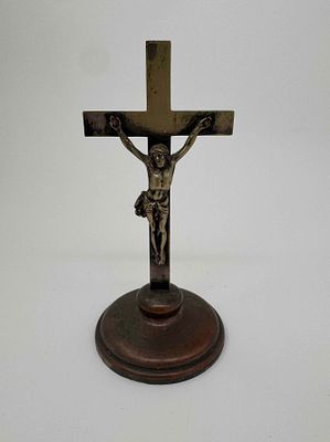 Напрестольный католический крест. Фигура Вседержателя накладная. Сохранились следы посеребрения 