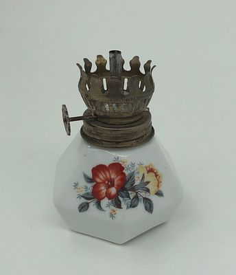 Лампада. Конец 20 века. Фарфор, латунь. Высота: 10см, диаметр: 5,5см.