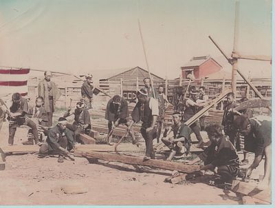 Япония. Фотография "На стройке". 1880-1890гг.. Размер: 27x20,7см.. Верхний левый угол замят.