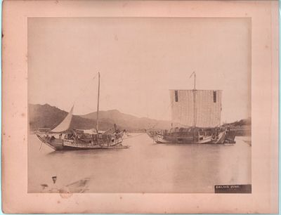 Двухсторонний лист (2 фотографии): "Такабока, Нагасаки" и "Парусное судно". Наклеены на картон. 