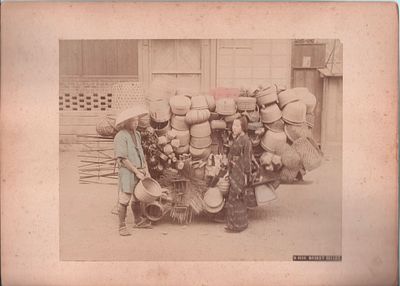 Япония. Фотография "Базар. Продавец корзин". Конец 19 века. Размер: 27x37,4см.. Залом нижнего 