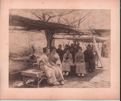 Япония. Групповое фото. Конец 19 века. Наклеена на картон. Размер: 29,5x25см., фото: 19х25см.