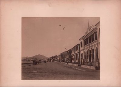 Большой формат. Фотография "Улица. Hiogo hotel". Наклеена на картон. Размер фото: 26,5х21,5см. 