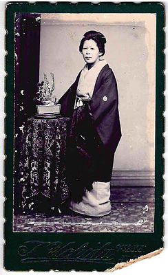 Япония. Фото кабинетное "Женщина в кимоно". Фотостудия J. Uchida. Osaka. Размер: 6,5x10,5см. 