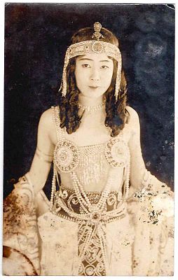 Фотография "Японка". Размер: 8,5х13,5см.. Сбиты уголки.