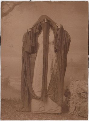 Фотография "Арабская женщина". Размер: 14,4х10см.. Приклеена на бумагу.