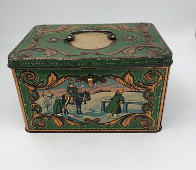 Кондитерская жестяная коробка с русскими сюжетами. Начало 20 века. Размер: 21х12,5х14,5см. 