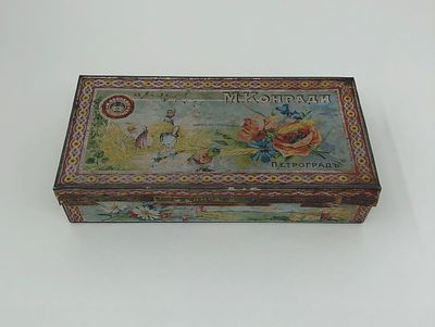 Кондитерская жестяная коробка "М. Конради". Петроград. Размер: 23х11,5х5см.. Имеются потертости.