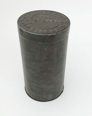 Жестяная коробка. F. KORFF & Co. AMSTERDAN. Размер: 16,5х9см. Потертости.