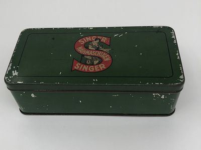 Жестяная коробка "SINGER NAHMASCHINEN". Размер: 8х5,5х16см. Небольшие потертости по края.