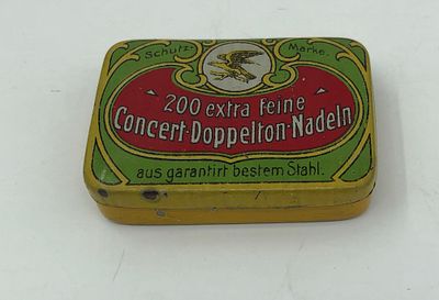 Жестяная коробочка "200 extra feine Concert Dooppeltron-Nadeln". Aus garantirt bestem Stahl. 