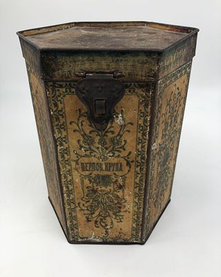 Жестяная коробка "Перловая крупа". Москва. Размер: 20х14х8см. Небольшие потертости.