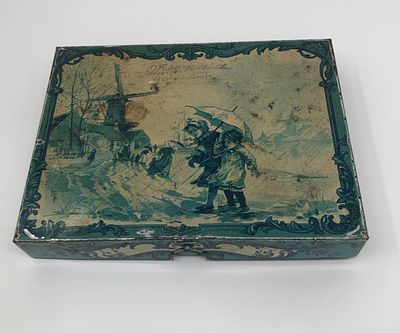 Жестяная коробка. Товарищество Паров. Фабрики "Эйнэмъ". Москва. Размер: 21х15,5х3,5см.. Вмятины 