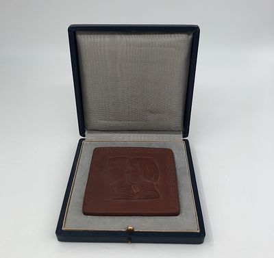 Фарфоровая плакетка. "Всегда готов к миру и социализму/FUR FRIEDEN UND SOZIALISMUS IMMER 