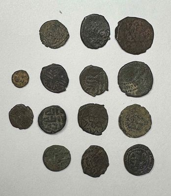 Арабские монеты (14шт.) Куфические дирхемы. Татарская розетка (возможно Джанибека). Диаметр: 1 
