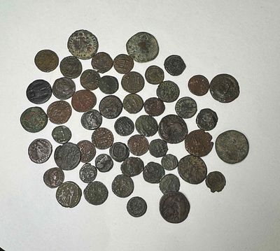 Монеты (52шт.): 42 монеты периода Константина I (Великого) 306-337 год + 2 монеты с колесницей 