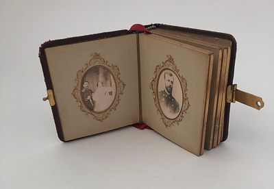 Миниатюрный альбом с двенадцатью (12шт.) фото. Золотой обрез, кожа. Размер: 8х7см.. Подклейка 