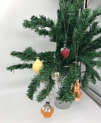 Набор из 5 ёлочных украшений "Фрукты, ягоды". СССР, стекло. Размер: 7см.; 6см. В хорошем состоянии.