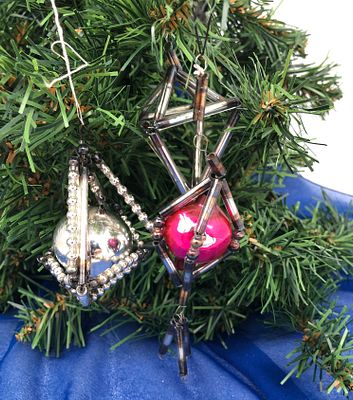 Три (3шт.) ёлочных украшения. Игрушки, монтируемые из бус и стекляруса. 1960г. Размер: 9х8см 