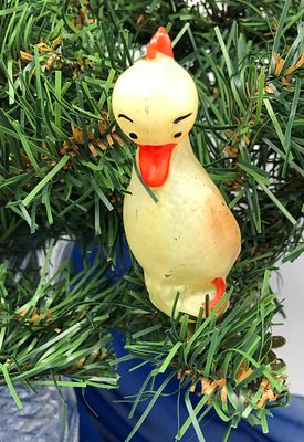 Ёлочная игрушка на прищепке "Утенок". Стекло, 1950-60гг. Размер: 11х3,5см. Частичная утрата краски.
