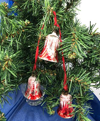 Ёлочное украшение "Колокольчики". Стекло, краска, 1950-60гг. Размер: 7х4см. Частичная утрата краски.