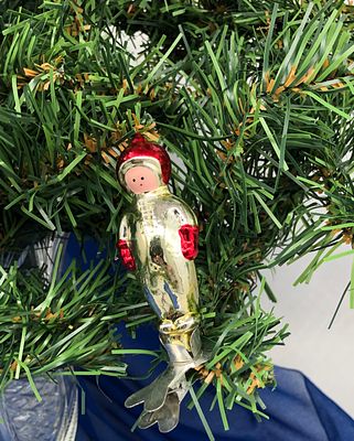 Ёлочная игрушка на прищепке "Мальчик-космонавт". Стекло, 1950-60гг. Размер: 9,5х3см.