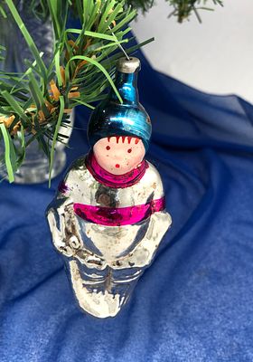 Ёлочная игрушка "Хоккей. Мальчик-вратарь". Стекло, 1950-60гг. Размер: 11,5х5,5см.