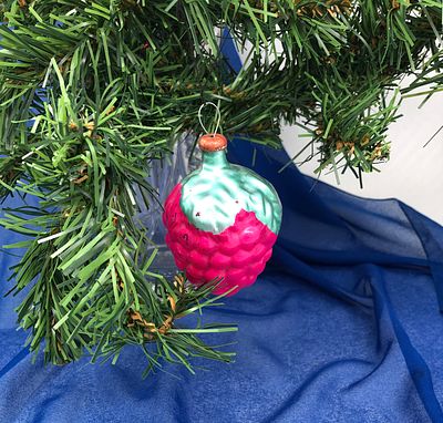 Ёлочная игрушка "Ягода". Стекло, 1950-60гг. Размер: 11х6см. Частичная утрата краски.