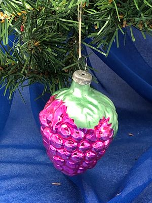 Ёлочное украшение "Ежевика". 1950-е гг. Стекло. Размер: 8х6см. Частичная утрата.