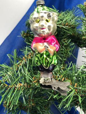 Ёлочная игрушка "Мастер Виноградинка". 1950-е гг. Стекло. Размер: 10х3см.