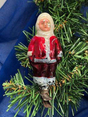 Ёлочная игрушка "Мальчик в красном пальто". 1950-е гг. Стекло. Размер: 9,5х3,5см.