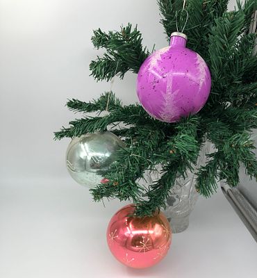 Набор из 3 больших новогодних шаров. СССР, стекло. Размер: 13см. Есть потертости.