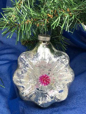 Ёлочная игрушка "Цветок". 1950-е гг. Стекло. Размер: 12х10см..