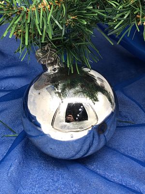 Ёлочная игрушка "Шар". 1950-е гг. Стекло. Диаметр: 9см.
