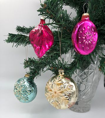 Набор из 4 ёлочных украшений. СССР, стекло. Размер: 8x6,5см; 9x6см. Незначительные потертости.